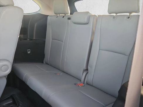 Used 2023 Toyota Highlander XLE image 18