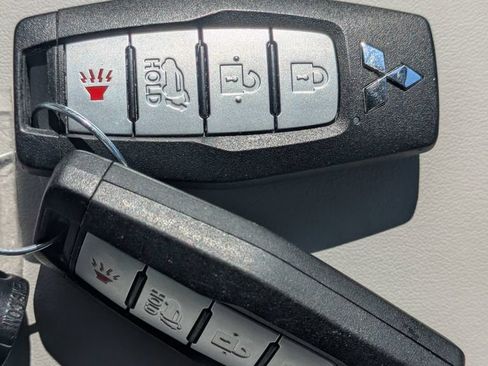 Used 2025 Mitsubishi Outlander SE FWD image 34