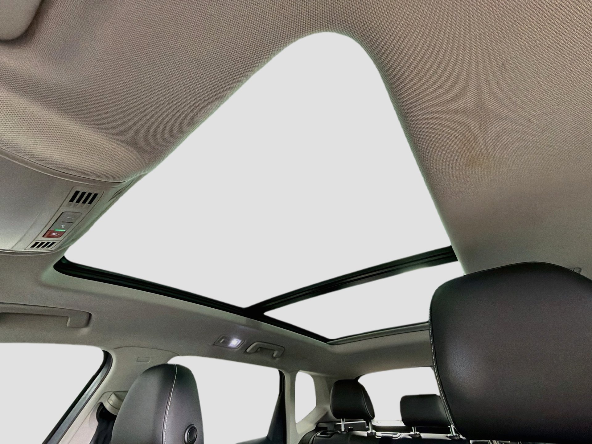 Certified 2023 Volkswagen Taos SE w/ Panoramic Sunroof Package FWD image 18