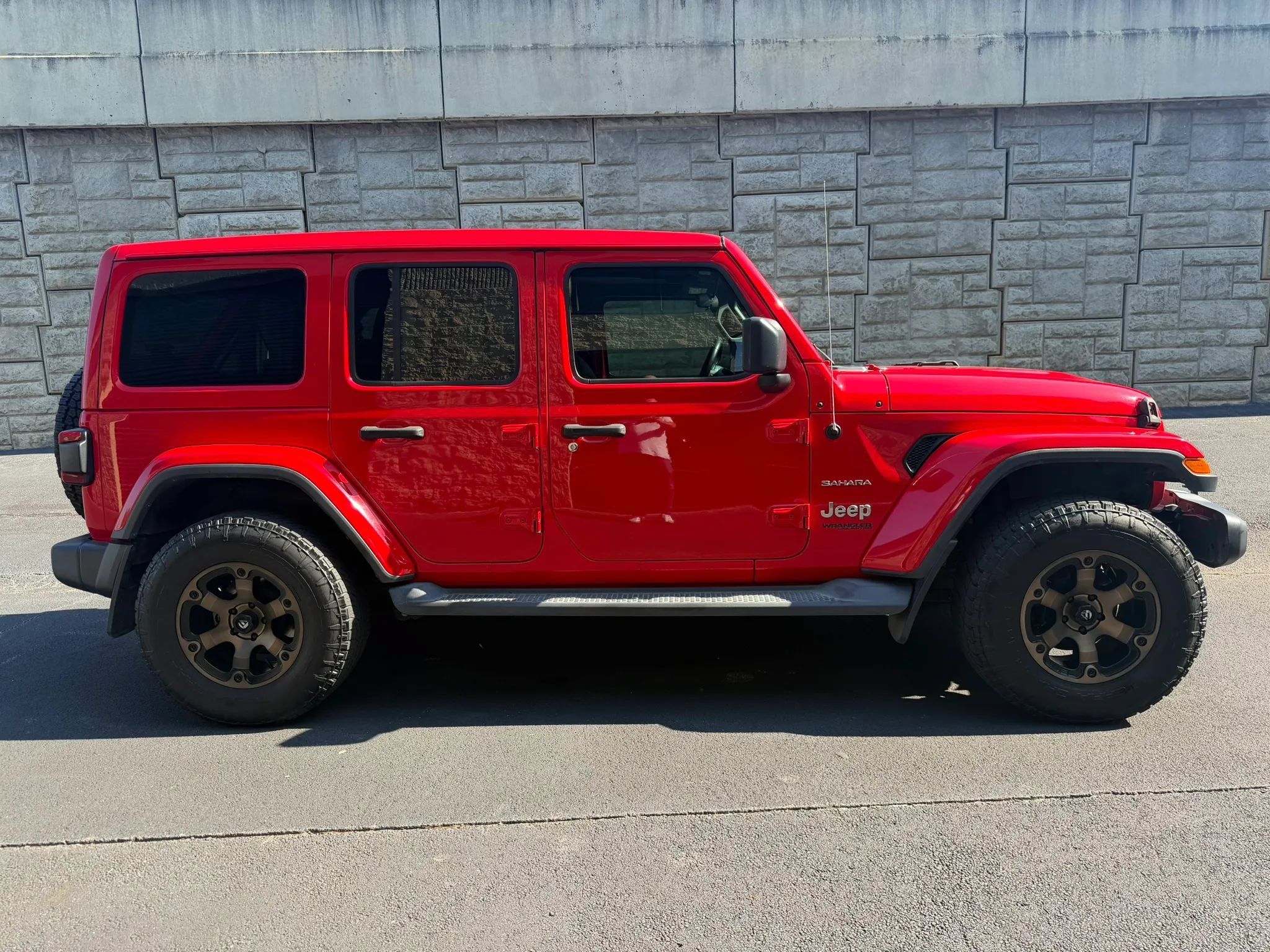 Used 2019 Jeep Wrangler Unlimited Sahara w/ LED Lighting Group AWD/4WD image 6