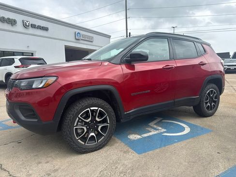 Used 2025 Jeep Compass Trailhawk AWD/4WD image 8