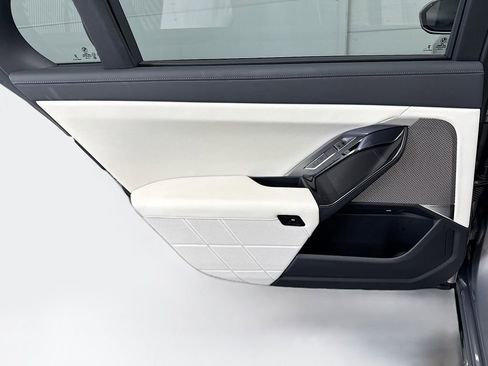 Certified 2024 BMW i7 xDrive60 image 25