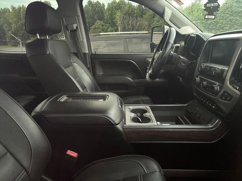 Used 2017 GMC Sierra 2500 Denali w/ Duramax Plus Package AWD/4WD image 18