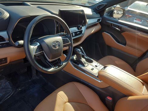 Used 2023 Toyota Highlander Platinum image 16