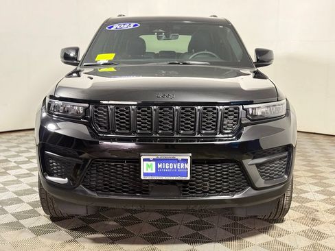 Used 2025 Jeep Grand Cherokee Altitude AWD/4WD image 10