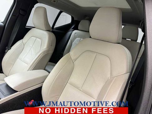 Used 2022 Volvo XC40 T5 Momentum w/ Climate Package image 14
