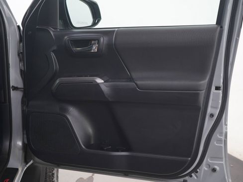 Used 2018 Toyota Tacoma TRD Off-Road AWD/4WD image 9