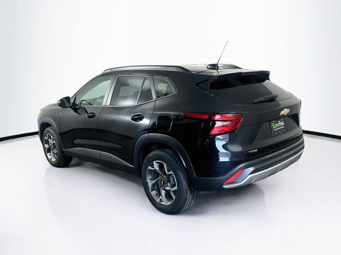 Used 2025 Chevrolet Trax LT w/ LT Convenience Package FWD image 5