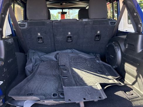 Used 2018 Jeep Wrangler Unlimited Sahara AWD/4WD image 35