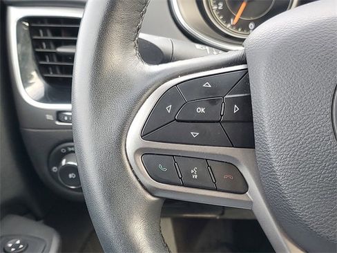 Used 2019 Jeep Cherokee Overland image 16