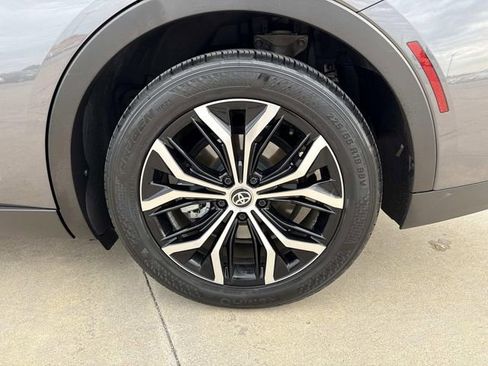 Used 2023 Toyota Crown Limited image 26