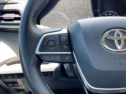 Used 2021 Toyota Sienna Limited FWD image 24