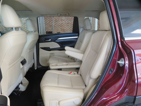 Used 2019 Toyota Highlander SE image 20