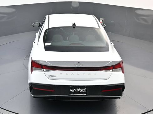 Certified 2026 Hyundai Elantra SE FWD image 18