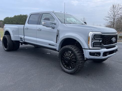 Used 2026 Ford F450 Platinum w/ FX4 Off-Road Package image 2