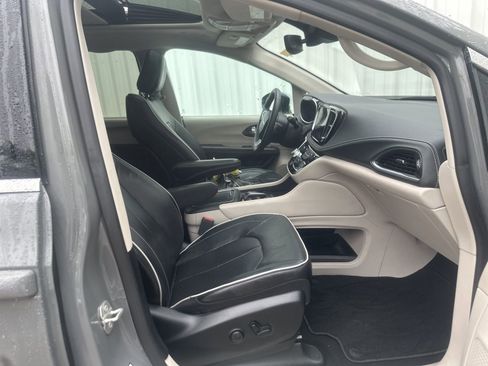 Used 2023 Chrysler Pacifica Limited FWD image 14