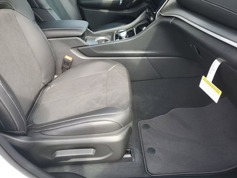 New 2025 Jeep Grand Cherokee Altitude image 16