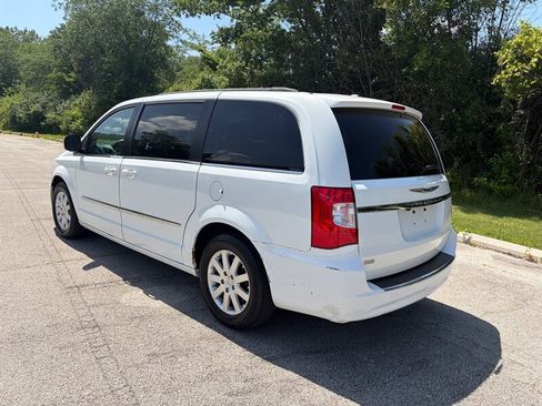 Used 2014 Chrysler Town & Country Touring FWD image 4
