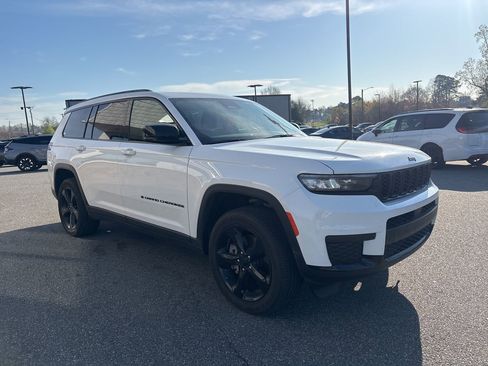 Used 2025 Jeep Grand Cherokee L Altitude image 9
