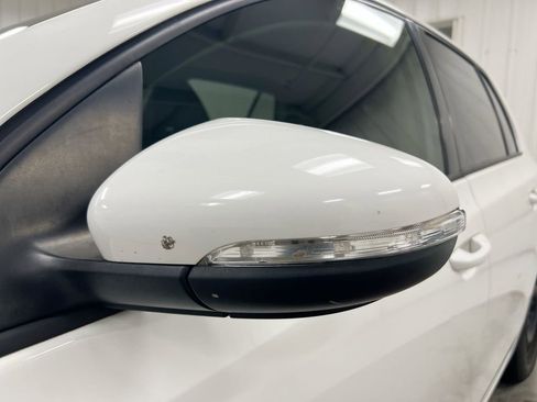 Used 2011 Volkswagen Golf 4-Door FWD image 28