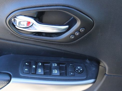 Used 2021 Jeep Cherokee Limited image 10