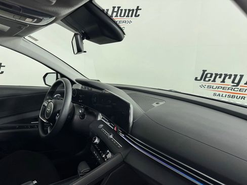 Used 2024 Hyundai Elantra SEL image 30