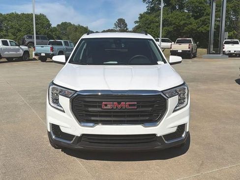 Used 2024 GMC Terrain SLE w/ Driver Convenience Package FWD image 2