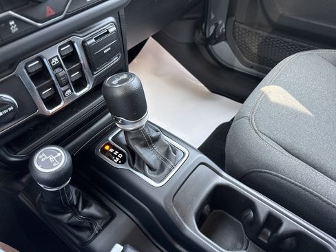 Used 2026 Jeep Wrangler Unlimited Sahara AWD/4WD image 22