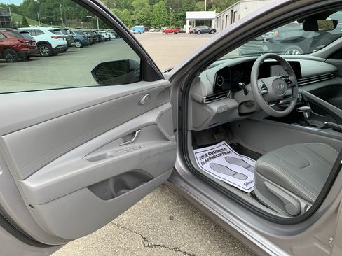 Used 2024 Hyundai Elantra SEL FWD image 6