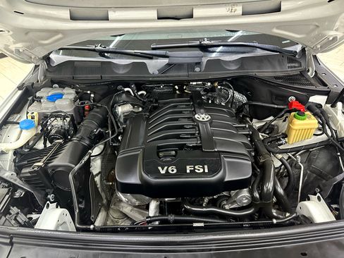 Used 2015 Volkswagen Touareg Sport image 40