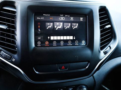 Used 2019 Jeep Cherokee Latitude AWD/4WD image 22