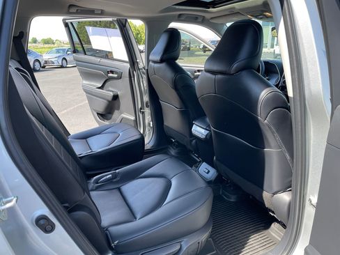 Used 2023 Toyota Highlander XLE AWD/4WD image 17