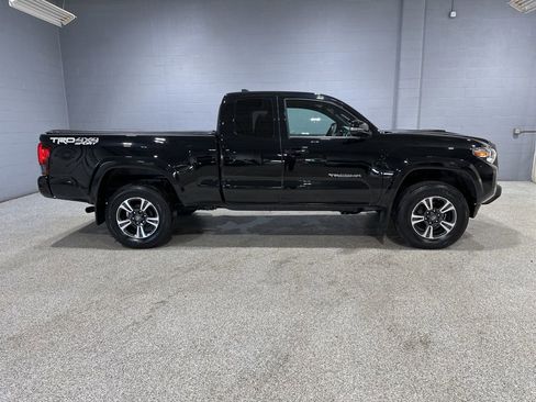 Used 2018 Toyota Tacoma TRD Sport image 3