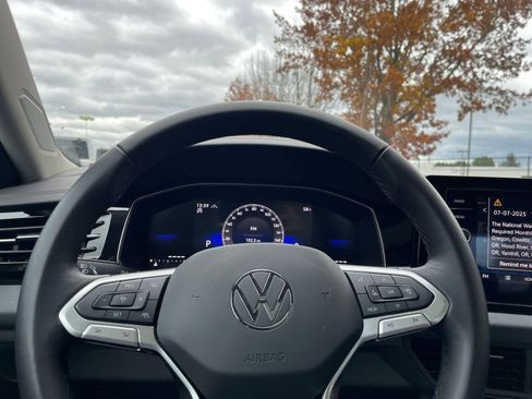 Used 2025 Volkswagen Jetta SE image 28