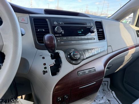 Used 2013 Toyota Sienna XLE image 13