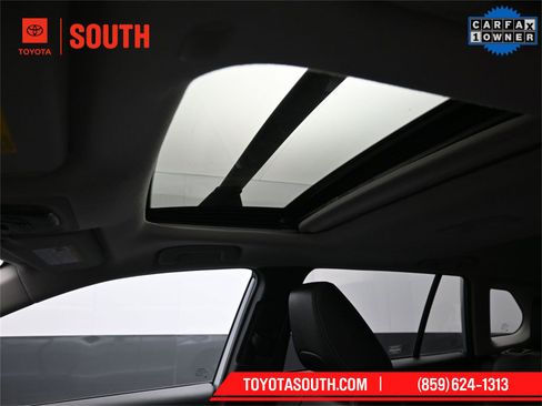 Used 2022 Toyota Corolla Cross XLE image 30