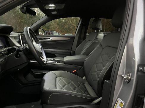 Used 2025 Volkswagen Atlas Cross Sport SE image 27