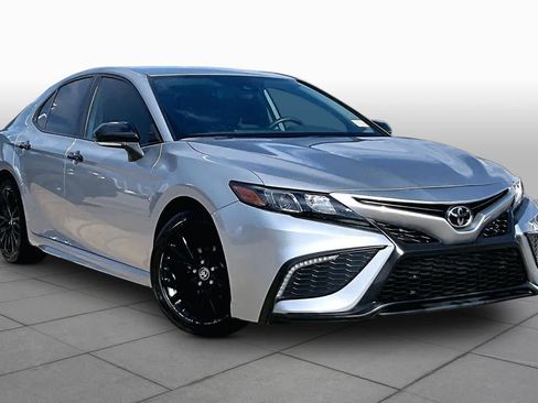 Used 2022 Toyota Camry SE FWD image 3