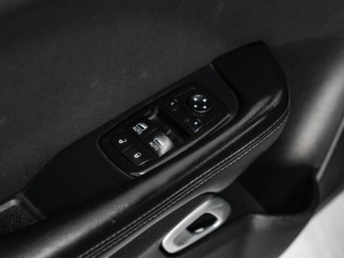 Used 2015 Dodge Challenger SXT image 35