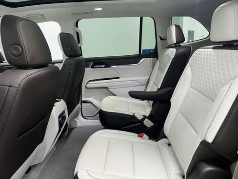 Used 2025 GMC Acadia Denali w/ Super Cruise Package AWD/4WD image 28