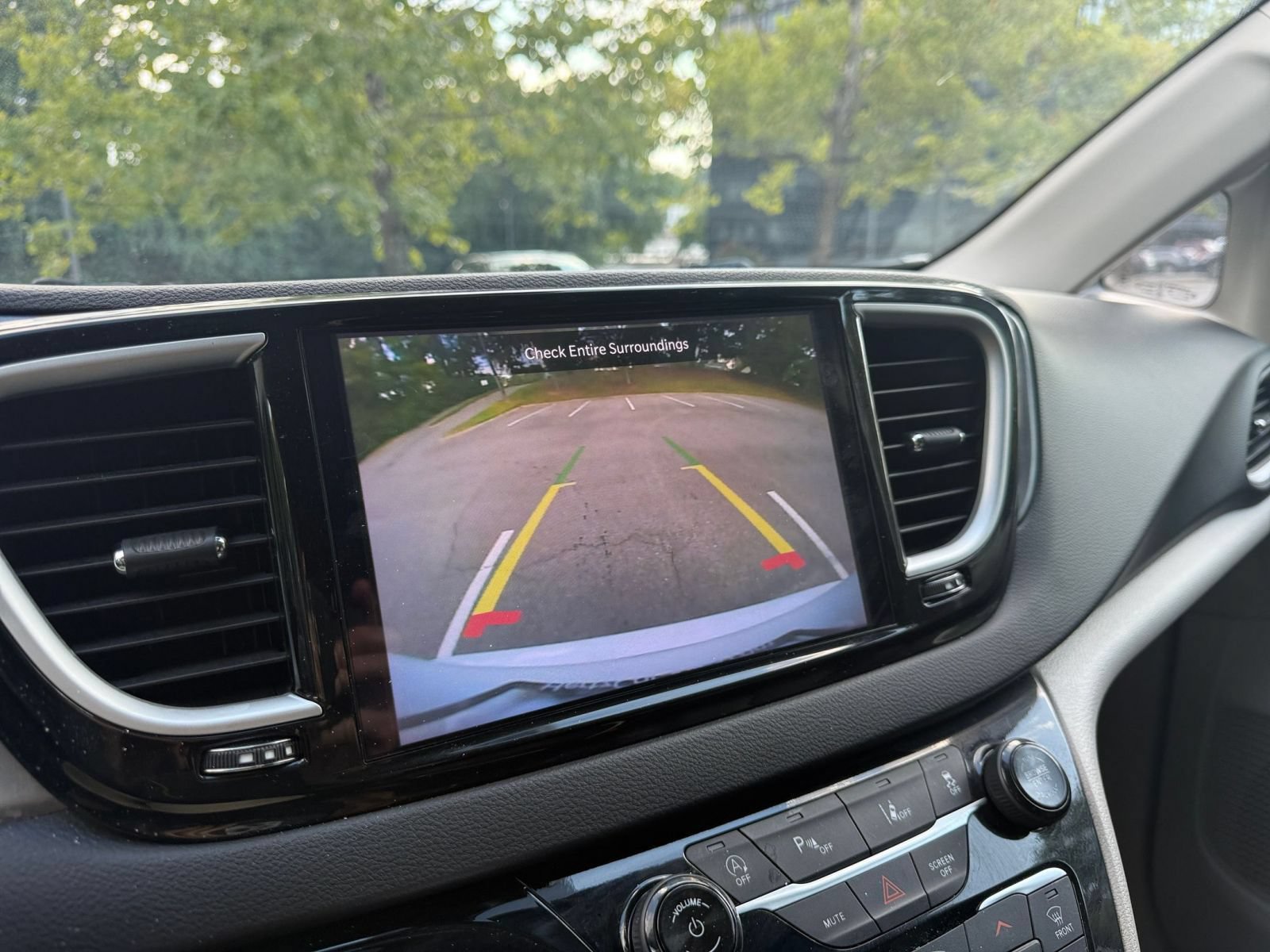 Used 2024 Chrysler Pacifica Touring-L FWD image 25