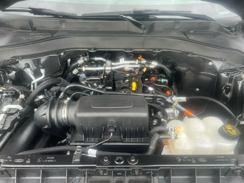 Used 2024 Ford Explorer XLT image 3