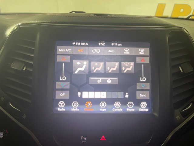 Used 2019 Jeep Cherokee Trailhawk w/ Comfort/Convenience Group AWD/4WD image 28