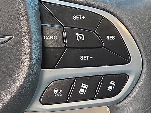 Used 2024 Chrysler Pacifica Touring-L image 21