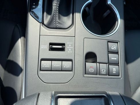 Used 2023 Toyota Highlander XLE AWD/4WD image 33