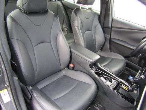Used 2021 Toyota Prius XLE image 9