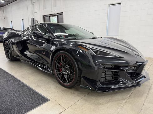 Used 2023 Chevrolet Corvette Z06 RWD image 3