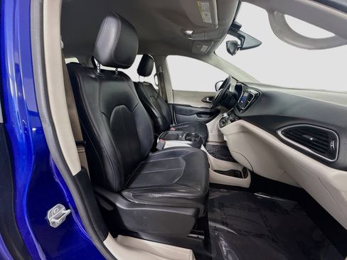 Used 2018 Chrysler Pacifica Touring-L FWD image 27