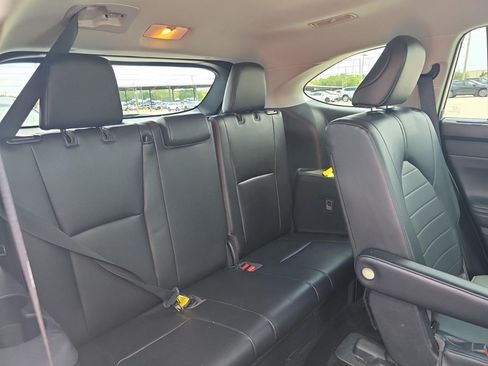 Used 2021 Toyota Highlander XLE FWD image 18