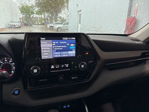 Used 2022 Toyota Highlander LE image 32